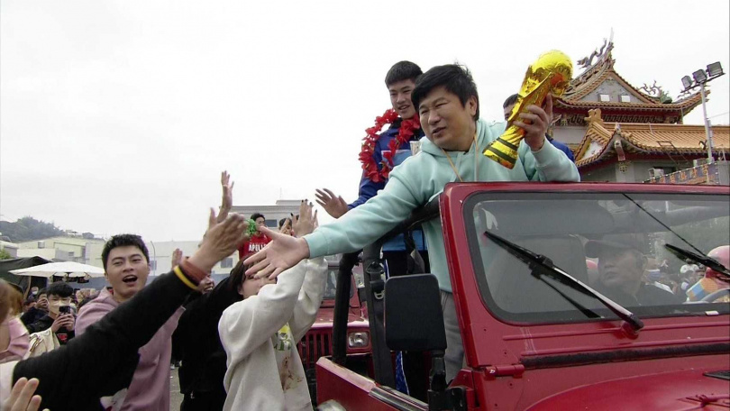 胡瓜假冒教練上車，與球員一起接受民眾歡呼。（圖／民視提供）